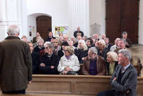Aufmerksame Zuhörer hatte der einheimische Fremdenführer in den Mitgliedern des Villinger Geschichts- und Heimatvereins bei der Besichtigung der großartigen Klosterkirche in Rot an der Rot. Foto: hco/Flöß