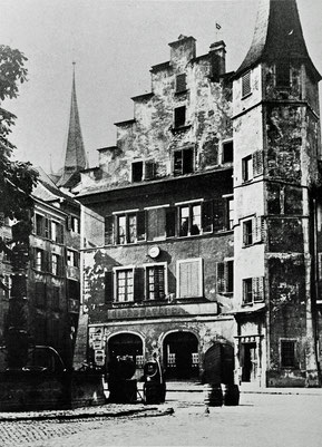 Die heruntergekommene Fassade vom ehemaliger Gasthof zur Krone. Repro. aus Biel Bienne, 1980 von M. Bourquin.