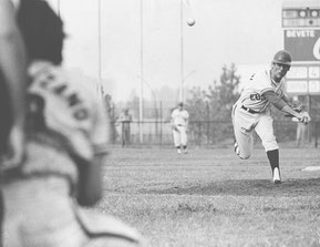 Una bella immagine di un insolito Gigi Cameroni dal monte di lancio. Ivan Cavazzano è invece il ricevitore (Foto tratta dal sito milanobaseball.it)