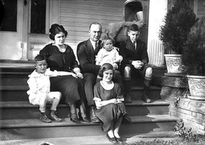 La famiglia Cobb riunita