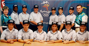 Nella foto la "formazione" degli Umpire alle Olimpiadi di Sidney 2000 Softball - Antonella Garofalo è la seconda in basso da destra (Foto da ISF)