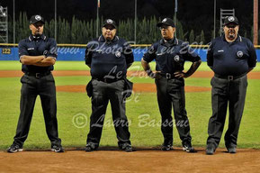 Gli arbitri della settima partita (Foto Bassani)