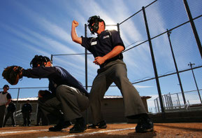 Nella foto un momento istruttivo alla Jim Evans Academy of Professional Umpiring (Al Bello Photography)