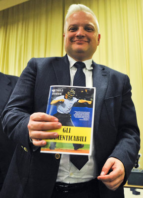 Nella foto il Presidente Federale Andrea Marcon riceve il libro "Gli Indimenticabili" (Foto di Lauro Bassani)