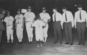 Nella foto una presentazione di una partita a Nettuno i tre arbitri in divisa dell'epoca (Foto tratta dal sito Nettunocittà - Il baseball e la sua storia e Nettuno - )