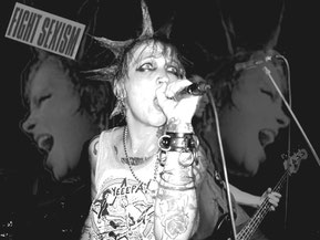 Sängerin von CUT MY SKIN