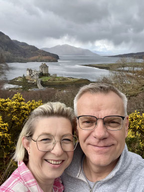 Stefan und seine Frau vor Eilean Donan Castle in Schottland