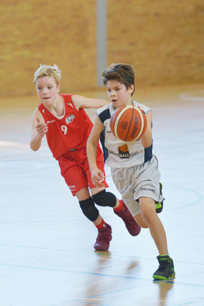 Robert Radu gelang es mehrfach seinen Gegenspieler auszudribbeln. (Foto: Elsen)