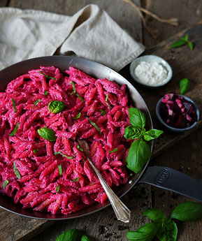 Rote Beete Meerrettich Pasta - horseradish beetoot pasta