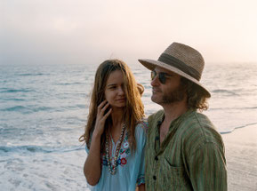 Katherine Waterston et Joaquin Phoenix: couple cool (©Warner Bros).