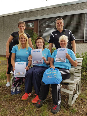 vorn (v.l.): Anja Glawion, Larissa Mögenburg & Cornelia Schade mit den Trainern Christin Senf & Sven Munderloh