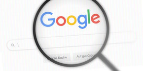 Eine Lupe vor dem Google Suchfeld als Motivbild für das Webinar "Marketing Zoom: Webseite optimieren für Google" von Dagmar Heib aus Lindau Bodensee