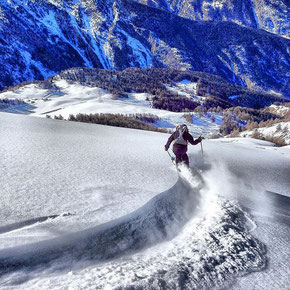sci fuori pista con neve fresca a Pila, un comprensorio sciistico nel cuore della Valle d'Aosta