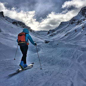 uno sci alpinista sale il pendio nella Valsavrenche in Valle d'Aosta