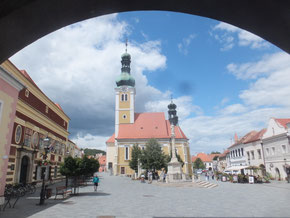 Koszeg-kerk-binnenplaats-plein-Hongarije