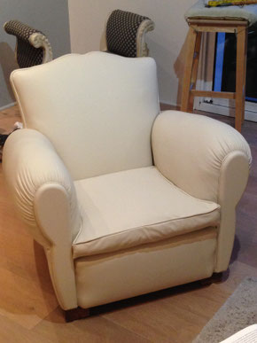 Fauteuil club réalisé en cuir vachette couleur crème