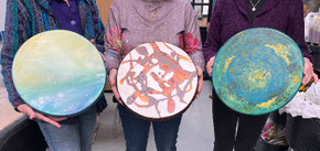  Links een geel/blauw gekleurde oceandrum, daarnaast een oranje/bruine en rechte weer eenblauwturquooize drum