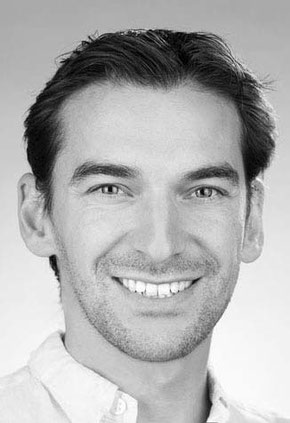 Ein schwarz-weißes Porträt von dem erfahrenen Businessfotografen in Erlangen, der sympathisch in die Kamera lächelt. Er stellt sich damit den Kunden vor und zeigt seine Professionalität und Persönlichkeit.