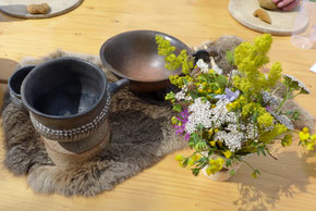 Keramikgefäße (Repliken) und gesammelte Wildkräuter