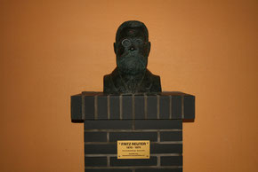 Fritz Reuter Büste in der Grundschule "Fritz Reuter"