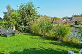 Garten mit überdachter Terrasse direkt am See