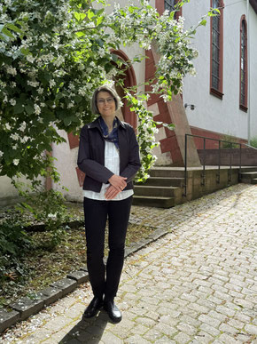 erfahrene Rednerin, Worte voller Kraft, voller Hoffnung, Worte, die Trost spenden