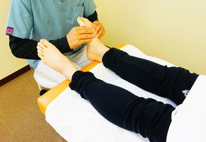 足のマッサージ、足裏の痛み、足首捻挫の治療は、昭島市のオサモミ整体院