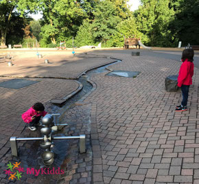 Spielende Kinder auf dem Wasserspielplatz
