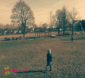 Kinder auf dem Spielpatz in Paar