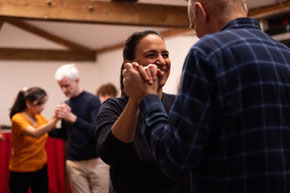 Couple en cours de tango argentin, travaillant la connexion et le vocabulaire