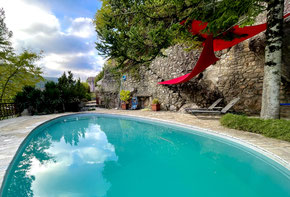   gite-piscine-privee-le-colombier-saint-veran-aveyron-location-vacances-pour-2-personnes-parc-des-grands-causses-destination-occitanie-sud-de-france 