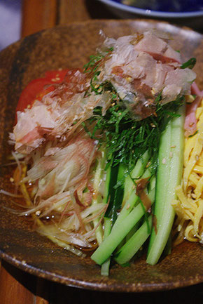 こちら、なんとそうめんです!具だくさんでしょ?・・・すんません、ちょっと写真ぶれちゃってます