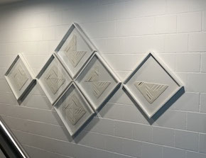 Bilder schwebend im Kastenrahmen fixiert.  