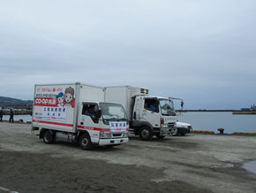一緒に訓練に参加した㈱サンシャイン、㈱スリーエフの車両とともに、奈半利港岸壁へ到着したこうち生協のトラック