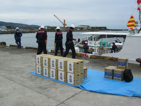 県職員さんが支援物資を漁協等の船に積み込み