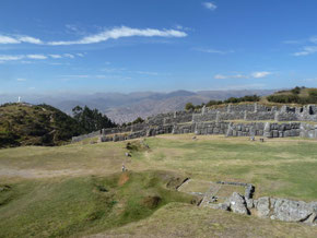Sacsaywaman et le Christo Blanco (à gauche) dominent Cusco