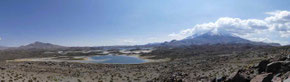 Le volcan Parinacota et la lagune Cotacotani