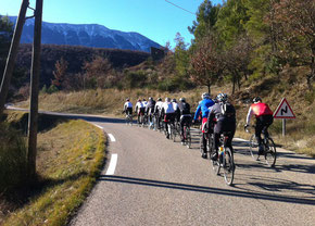 Dans le col des Aires avec la face Est du Ventoux en fond.