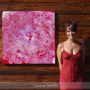 artiste peintre Caroline SIMON près de son tableau d'intention sur toile 80 x 80 cm peinture acrylique couleurs rouge et rose