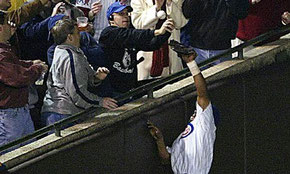 Il fattaccio del 2003 - Steve Bartman tocca la palla prima che si insacchi nel guanto di Moisess Alou. Probabilmente questo costò le WS ai Cubs