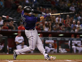 Nella foto Trevor Story batte un fuoricampo (Foto di Christian Petersen, 2016 Getty Images)