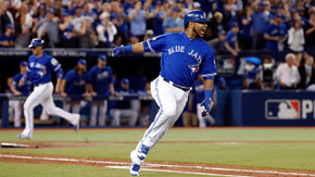 Nella foto Encarnation che batte valido dopo la base intenzionale concessa a Donaldson (Foto da News Of The Day)