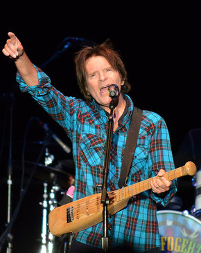 John Fogerty con la bat guitar con cui ha suonato alla cerimonia Hall of fame