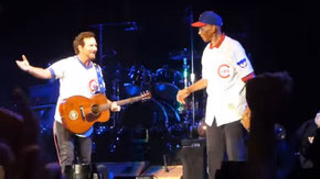 Nella foto Eddie Vedder e il Prima base Ernie Banks cantano assieme