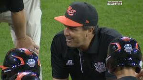 Il coach Dave Belisle durante il suo discorso alla squadra