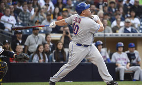 Nella foto Bartolo Colon batte un fuoricampo (usatoday.com)
