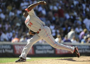 Nella foto Aroldis Chapman dei Reds. Nel momento della foto è come se nella mano ci fosse un peso di 27 Kg