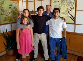 Federico con la famiglia ospitante al completo