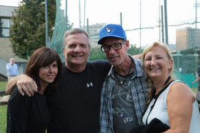Nella foto io e Caba circondati da due meravigliose ex del softball