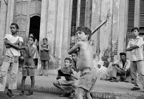 Ragazzi che giocano all'Havana, Cuba (1977) Photo: Susan Meiselas